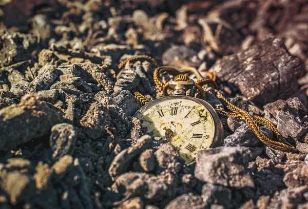 Antique Montre Poche Pourrie Sur Les Cendres Dans Forêt — Photo