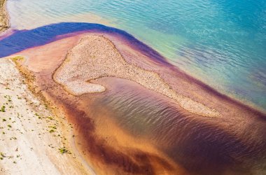 Plaja yakın Nehri'nde su kirliliği