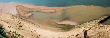 Plaja yakın Nehri'nde su kirliliği