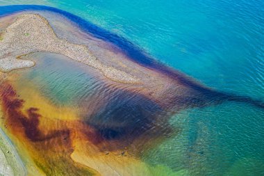 Plaja yakın Nehri'nde su kirliliği