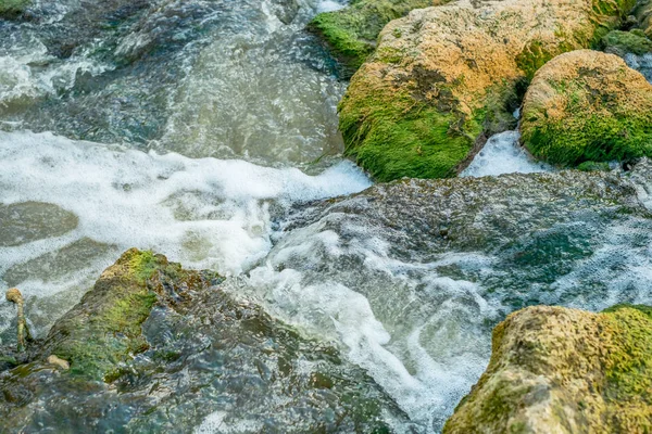 岩石上流淌的水 — 图库照片