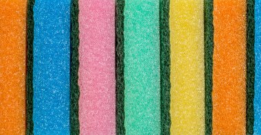 Renkli bir satırda filme bulaşık süngerleri