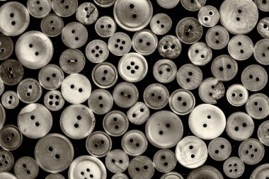 Farklı vintage düğmeler siyah arka plan üzerine. 