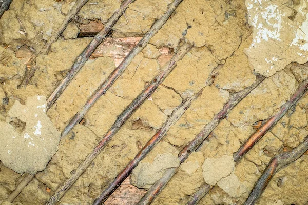 Afbrokkelende Oude Houten Muur Afbrokkelende Verouderde Houten Muur Met Isolatie — Stockfoto
