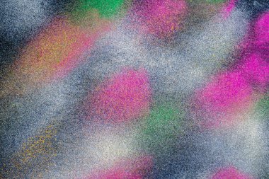 Siyah arka plan üzerine izole renkli toz patlama