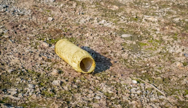 Άδειο Πλαστικό Μπουκάλι Που Εγκατέλειψαν Στην Παραλία — Φωτογραφία Αρχείου