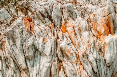 Doğal beyaz taş turuncu lekeler ile