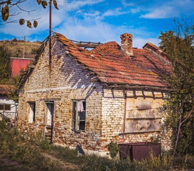Terk Edilmiş Eski Ev