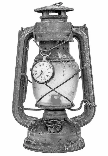 Vieille lampe vintage éclairée avec montre de poche vintage pourrie — Photo
