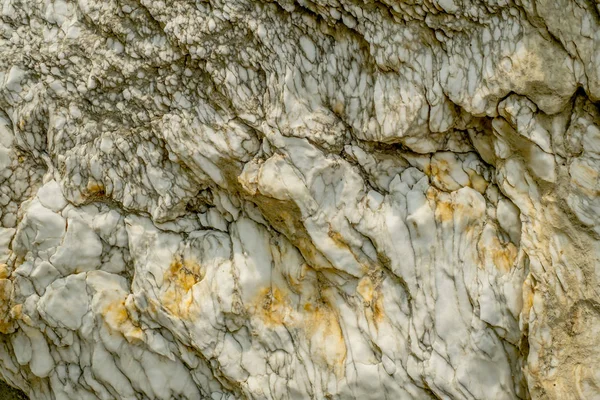 黄色の斑点を持つ自然な白い石壁構造 — ストック写真