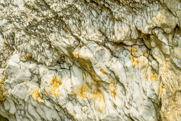 Sarı Lekeler Closeup Görünümü Ile Doğal Beyaz Kaya — Stok fotoğraf
