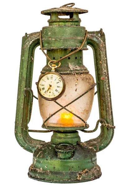 Зелена освітлена старовинна лампа з старовинним кишеньковим годинником — стокове фото