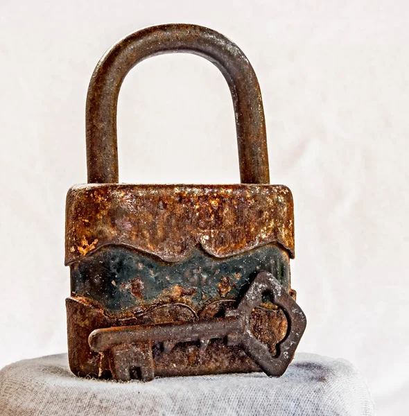 Old rusty padlock and key — Stock Photo, Image