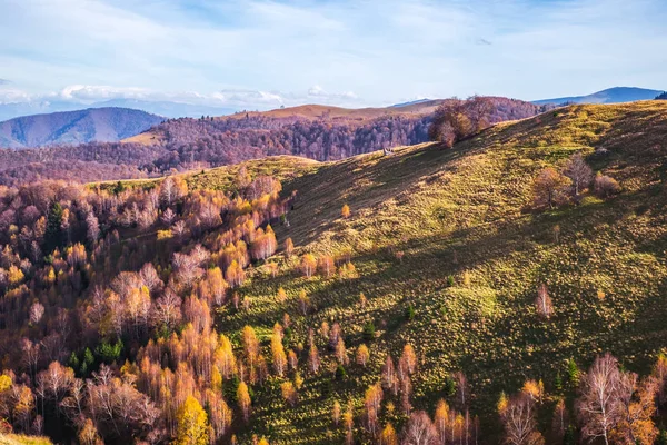 Montanhas na temporada de outono — Fotografia de Stock