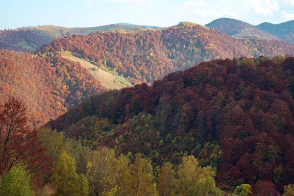 Montanhas na temporada de outono — Fotografia de Stock