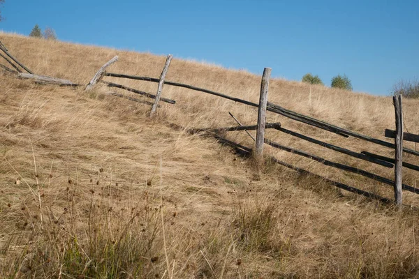 Alter Holzzaun in freier Wildbahn beschädigt — Stockfoto