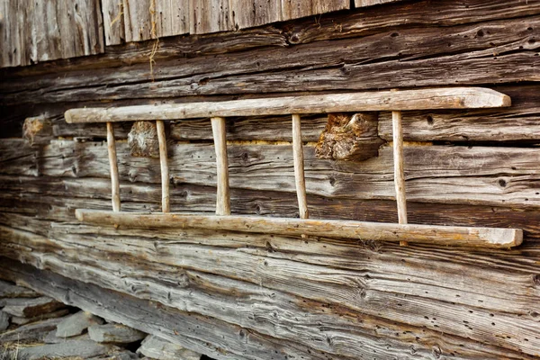 Escada de madeira velha na parede da casa de campo — Fotografia de Stock
