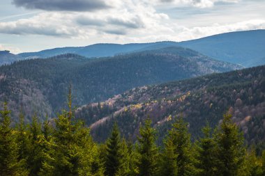 Sonbahar mevsiminde dağlar