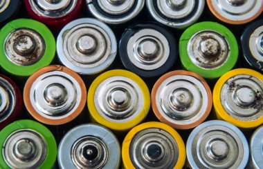 Çeşitli boyutlarda kullanılan tek kullanımlık drenaj pilleri grubu