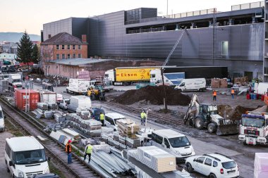 İşçiler geceleri alışveriş merkezinde işlerini bitiriyor. 