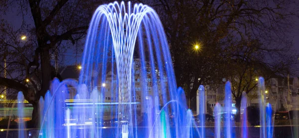 Die farbenfrohe Fontäne bei Nacht — Stockfoto