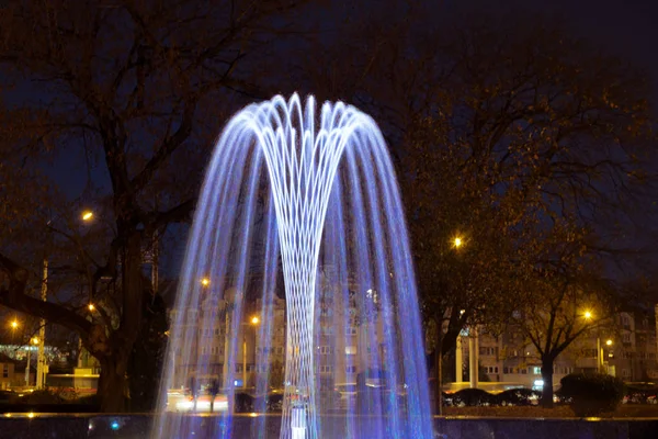 El colorido de la fuente en la noche — Foto de Stock