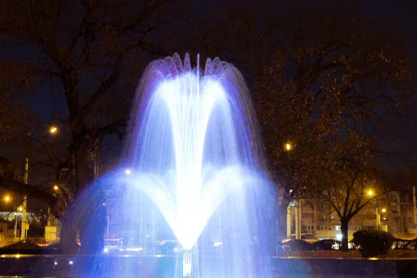 Барвистий фонтан вночі — стокове фото