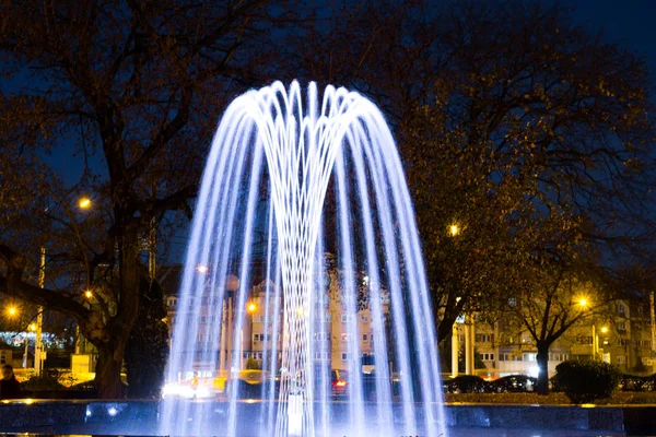 Kolorowe fontanny w nocy — Zdjęcie stockowe