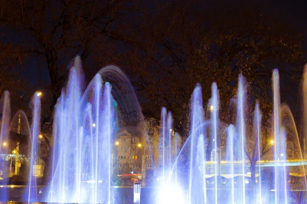 Kolorowe fontanny w nocy — Zdjęcie stockowe