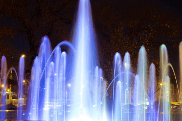 Die farbenfrohe Fontäne bei Nacht — Stockfoto