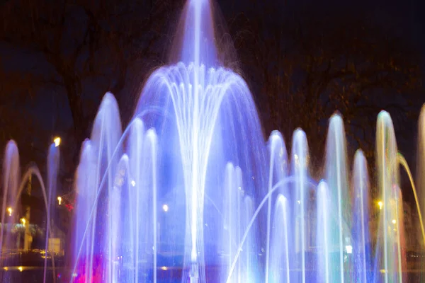 Barevná fontána v noci — Stock fotografie