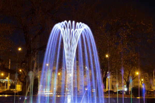Барвистий фонтан вночі — стокове фото