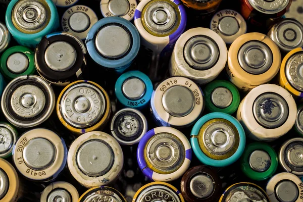 Gruppo di batterie di scarico usa e getta usate di varie dimensioni — Foto Stock