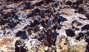 Kıyı şeridi boyunca lav kayaları