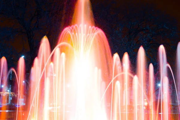 De kleurrijke van de fontein 's nachts — Stockfoto