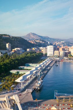 Malaga şehri ve limanının havadan görüntüsü
