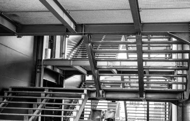 Acil çıkış metal merdiven dış tarafta.