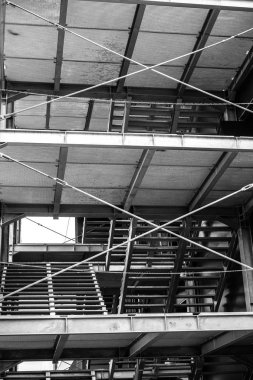 Acil çıkış metal merdiven dış tarafta.