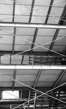 Acil çıkış metal merdiven dış tarafta.