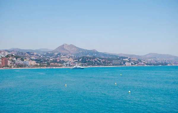 Panoramisch uitzicht over het strand van Malagueta op een heldere dag — Stockfoto