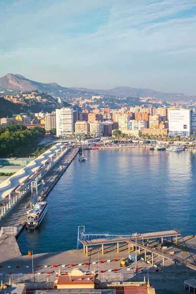 Malaga şehri ve limanının havadan görüntüsü