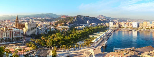 Malaga şehri ve limanının panoramik hava görüntüsü