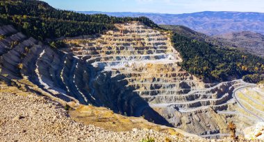 panorama demir madeninin büyük taş ocağı üzerinde mücadele