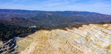 panorama demir madeninin büyük taş ocağı üzerinde mücadele