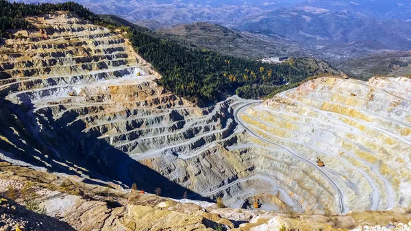 panorama demir madeninin büyük taş ocağı üzerinde mücadele