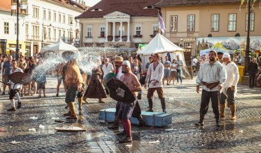 çeşitli sokak faaliyetleri