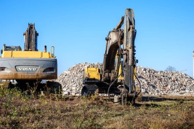Yıkılmış bir binanın yakınındaki kazıcılar