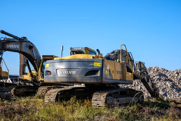 Graafmachines bij een gesloopt gebouw — Stockfoto