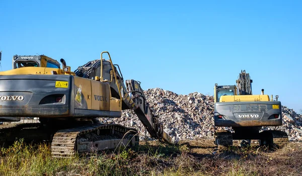 Graafmachines bij een gesloopt gebouw — Stockfoto