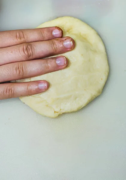 Ręce dziewczyny przygotowują ciasto na ciasteczka. — Zdjęcie stockowe